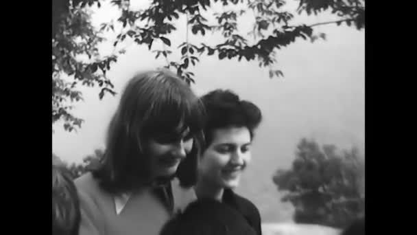Milan Itália Junho 1970 Negros Brancos Nas Montanhas Durante Férias — Vídeo de Stock
