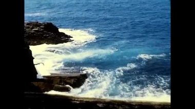 Ligutia İtalya 19 Mayıs 1970: 70 'lerden denize bakan bir uçurum manzarası