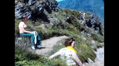 Milan, İtalya 10 Haziran 1970: 70 'lerin dağlarında tatil yapan insanların faaliyetleri