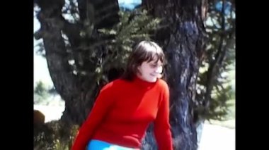 Milan, İtalya 10 Haziran 1970: 70 'lerin dağlarında tatil yapan insanların faaliyetleri