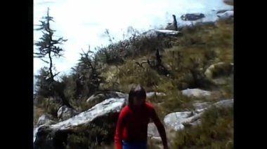 Milan, İtalya 10 Haziran 1970: 70 'lerin dağlarında tatil yapan insanların faaliyetleri