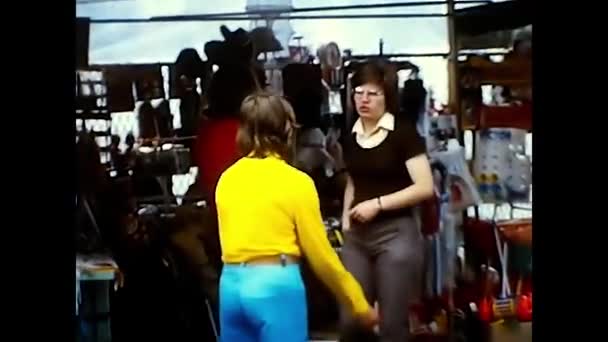 Ligutia Italy 1970 Туристи Дивляться Сувеніри Крамницях — стокове відео