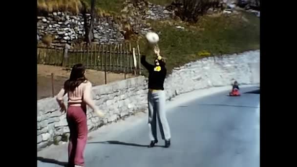 Ligutia Italy May 1970 Girls Play Volleyball 70S Mountain Road — Stockvideo