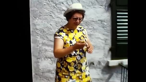 イタリアミラノ1970年6月10日 小さな鳥と遊ぶ70代の母親と娘 — ストック動画