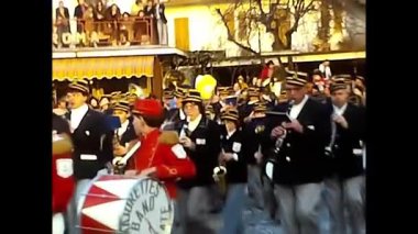 Novara, İtalya 10 Mart 1980: 80 'lerin şehir merkezinde karnaval grubu