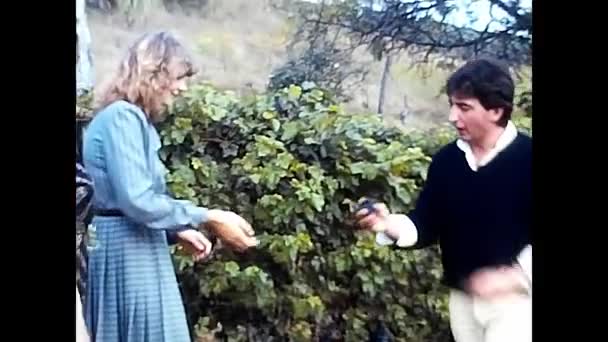 Novara Italy March 1980 People Eat Grapes Vineyard — Stockvideo