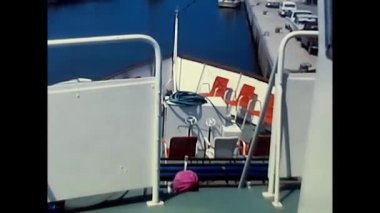 Liguria, İtalya 10 Haziran 1980: 80 'lerin tatili sırasında limanda bir kadın