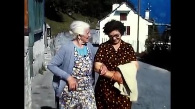 Milan, İtalya 14 Haziran 1980: İki kadın 1980 'lerde dağlarda yürüyor ve konuşuyor.