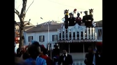 Novara, İtalya 10 Mart 1980: Süslü şamandıralı karnaval partisi ve 1980 'de Novara' da kutlanan insanlar