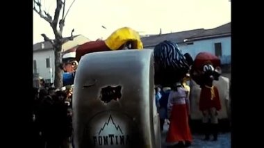 Novara, İtalya 10 Mart 1980: Süslü şamandıralı karnaval partisi ve 1980 'de Novara' da kutlanan insanlar