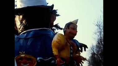 Novara, İtalya 10 Mart 1980: Süslü şamandıralı karnaval partisi ve 1980 'de Novara' da kutlanan insanlar