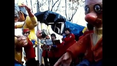 Novara, İtalya 10 Mart 1980: 80 'lerin şehir merkezinde karnaval grubu