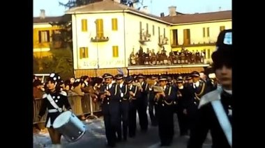 Novara, İtalya 10 Mart 1980: 80 'lerin şehir merkezinde karnaval grubu