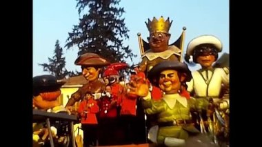 Novara, İtalya 10 Mart 1980: Süslü şamandıralı karnaval partisi ve 1980 'de Novara' da kutlanan insanlar