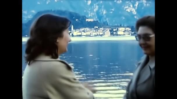 Como Italy Juni 1980 Kvinnor Talar Comosjön 1980 Talet — Stockvideo