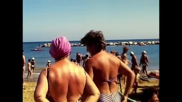 Liguria Italië Juni 1980 Mensen Het Strand Aan Zee 80S — Stockvideo