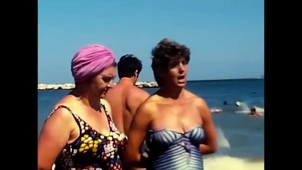 1980年6月10日 意大利利古里亚 80年代海边的人们 — 图库视频影像