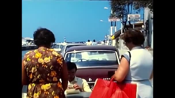 Liguria Ιταλία Ιούνη 1980 Γυναίκα Πληρώνει Εισιτήριο Για Πάρει Στο — Αρχείο Βίντεο