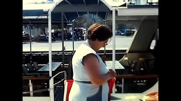 イタリアのリグーリア1980年6月10日 80年代の休暇中に港のボートに乗っていた女性 — ストック動画