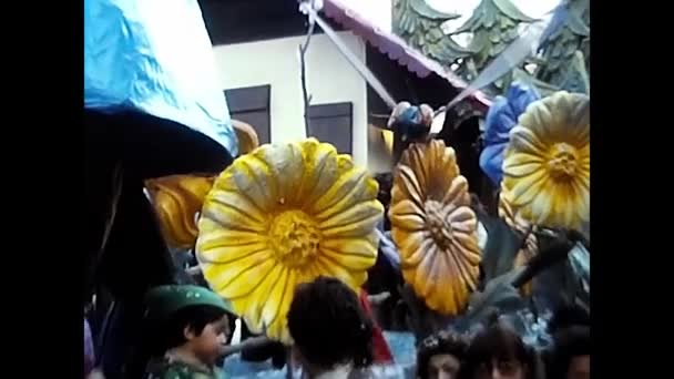 Novara Italy March 1980 Carnival Party Decorated Floats People Celebrating — Vídeo de Stock
