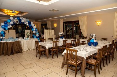 Terni, İtalya Mayıs 08 2022: Vaftiz için hazırlanmış boş bir restoran