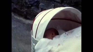 Milan, İtalya 18 Mart 1980: Bebek arabasında doğan bebek 80 'lerde uyuyan