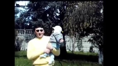 Milan, İtalya 18 Mart 1980: Babası yeni doğmuş ve kollarında 80 'li yaşlarda