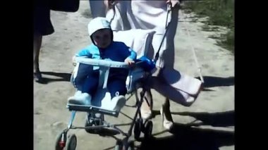 Milan, İtalya 18 Mart 1980: Ebeveynler 80 'lerin dağlarında bebek arabasıyla geziyorlar.