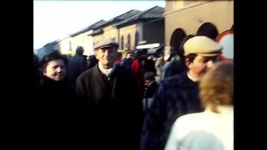 Milan, İtalya 18 Mart 1980: 80 'lerin karnavalı sırasında çocuklu anne