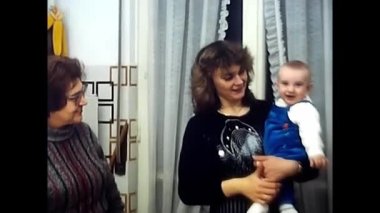 Milan, İtalya 18 Mart 1980: 80 'lerde kucağında yeni doğmuş bir kadın