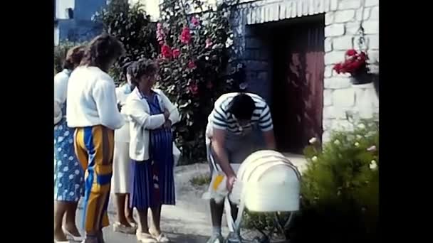 Milánó Olaszország 1980 Március Szülők Babakocsival Sétálnak Nyaralni Évek Hegyeiben — Stock videók