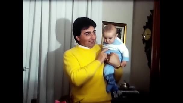 Milan Italia Marzo 1980 Papá Con Recién Nacido Sus Brazos — Vídeo de stock