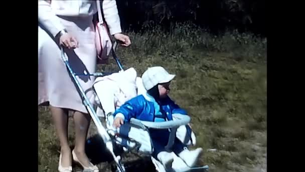 Milan Марта 1980 Ребенок Коляске Парке Годов — стоковое видео