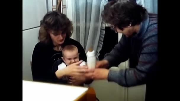意大利 1980年3月18日 妈妈带着孩子 让他吃80多岁 — 图库视频影像