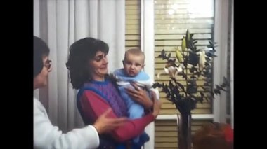 Milan, İtalya 18 Mart 1980: 80 'lerde kucağında yeni doğmuş bir kadın