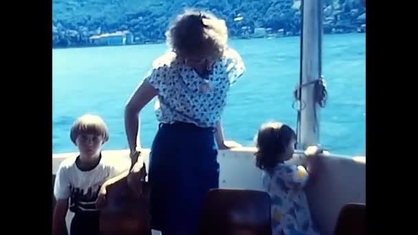 Milan Italie Juni 1970 Vakantiegangers Een Boot Het Meer Vanaf — Stockvideo