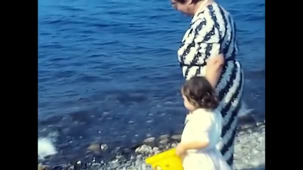 Milan Italy June 1970 1970S Woman Granddaughter Playing Lake — Stockvideo