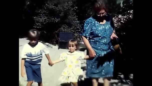 意大利米兰 1970年6月18日 70年代动物园公园里有孩子的妇女 — 图库视频影像