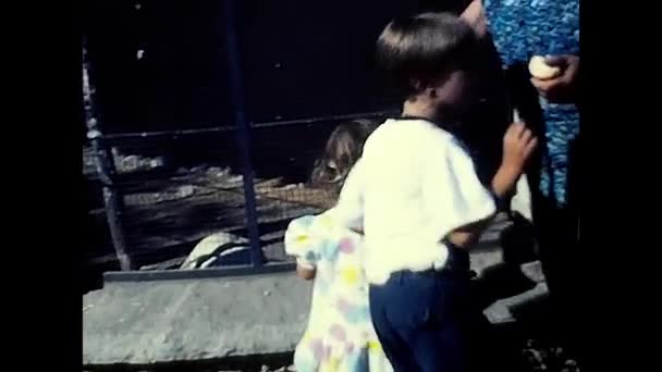 Милан Италия Июня 1970 Женщина Детьми Зоопарке — стоковое видео