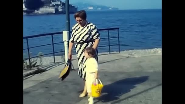 Milano Giugno 1970 Donna Anni Con Nipote Che Gioca Riva — Video Stock