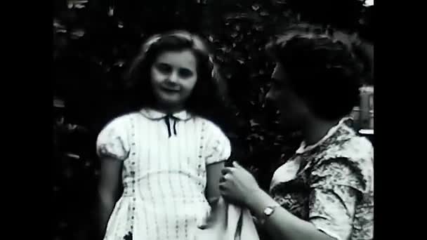 Valle Aosta Italy June 1950 Mother Daughter 50S Holiday Black — Stockvideo
