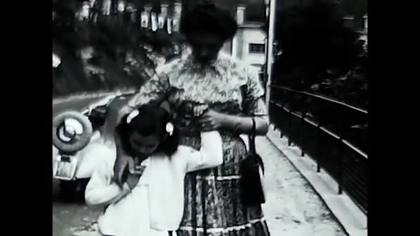 1950年6月10日イタリアのヴァレ ダオスタ 黒人と白人の50歳の休日の母と娘 — ストック動画