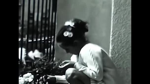 Valle Aosta Italy June 1950 Little Girl Flowers Balcony 50S — Stockvideo