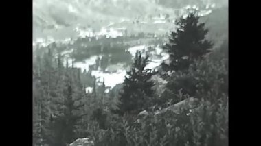 Valle d Aosta, İtalya 10 Haziran 1950: 1950 'lerden kalma gölün ve nehrin dağlardaki siyah beyaz görüntüleri