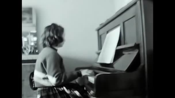 Valle Aosta Italy June 1950 Little Girl Plays Piano 50S — Vídeos de Stock