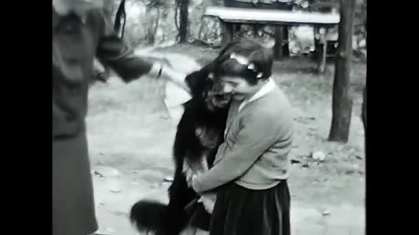 Valle Aosta Italy June 1950 Маленька Дівчинка Собаками Обіймає Чорно — стокове відео