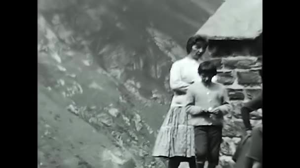 Valle Aosta Italia Junio 1950 Niña Las Montañas Divierte Blanco — Vídeo de stock