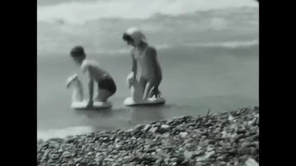 Valle Aosta Italie Juni 1950 Mensen Strand Het Meer Zwart — Stockvideo