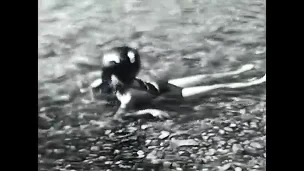 Valle Aosta Italie Juni 1950 Klein Meisje Baadt Het Meer — Stockvideo