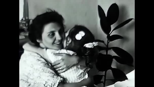Valle Aosta Italy June 1950 Mom Daughter 50S Home Black — Vídeo de stock